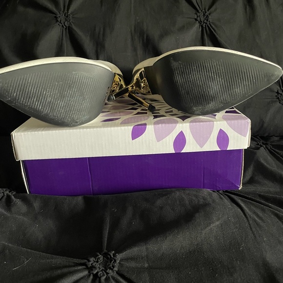 Gator style white pumps with a gold heel. - Picture 5 of 5